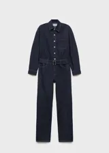 Mono largo de denim azul oscuro, con cuello camisero, mangas largas con puños abotonados, trabillas, cinturón con hebilla metálica, cierre frontal con botones a presión y cuatro bolsillos.