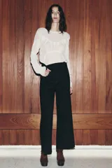 Pantalón de jean azul oscuro, de tiro alto y corte wide leg.
