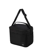 Set de tres piezas de accesorios de nylon color beige claro, compuesto por una mochila con bolsillo frontal, una lonchera con asa superior y una cartuchera pequeña con cierre. Todos los artículos tienen un diseño minimalista y liso, con una pequeña etiqueta de cuero sintético con el nombre de la marca.