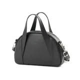 Cartera tipo baúl negra de cuero graneado con doble asa corta y correa larga regulable y desmontable. Tiene cierre superior, dos compartimentos internos y un bolsillo interno con cierre. Los herrajes son plateados y el interior es de tela de algodón y poliéster.