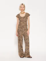 Pantalón largo de algodón pima con estampado animal print, corte recto, cintura elastizada con cordón ajustable y logo bordado.