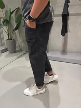 Jean slouchy negro gastado, con corte holgado y tiro medio.