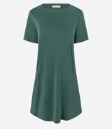 Vestido corto de mujer, estilo camiseta, color terracota/óxido, con escote redondo, mangas cortas y bolsillos laterales. El bajo es redondeado.