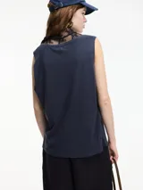 Musculosa básica color marrón claro, de cuello redondo y corte recto. Confeccionada en algodón y lino.