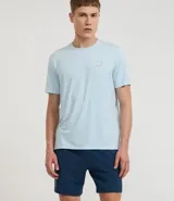 Bermuda deportiva para hombre marca Get Over, confeccionada en microfibra de poliéster. Presenta cintura elástica con cordón ajustable, bolsillos laterales y un diseño texturizado con estampa localizada.