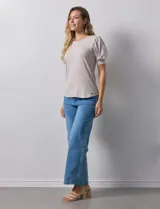 Remera blanca de modal con cuello redondo y mangas cortas abullonadas con puño.