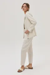 Blazer color crema de lino metalizado con bordado de hilo metálico en las solapas delanteras.