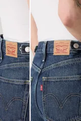 Pantalón de jean azul oscuro, de corte amplio y tiro alto.