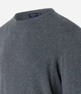 Suéter de punto azul marino para hombre, con cuello redondo, sisas ligeramente desplazadas y bajo y puños acanalados.