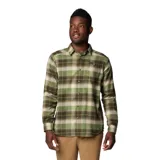 Camisa de franela a cuadros color verde, beige y marrón, de manga larga con cuello abotonado y bolsillo en el pecho con cierre de botón. Marca Columbia.