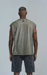 Remera manga corta color verde oliva, con cuello redondo y corte oversize.