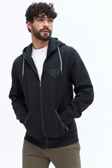 Campera de felpa color azul marino con cierre frontal, capucha ajustable con cordones celestes y estampado frontal con texto. Posee bolsillos laterales con cierre.