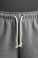Bermuda gris melange de corte jogger, confeccionada en tejido de algodón con interior de rizo. Cuenta con cintura elástica ajustable con cordón, bolsillos frontales de vivo y logo bordado en el bajo.