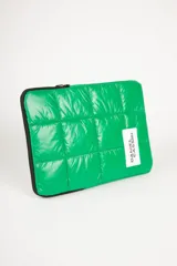 Funda para laptop en color verde, con diseño capitoné y cierre.