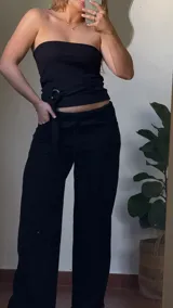 Pantalón negro de lino con pretina elastizada y corte palazzo.