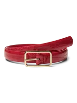 Cinturón rojo con textura símil piel de cocodrilo y hebilla metálica dorada rectangular.