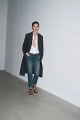 Pantalón de jean de tiro bajo, corte recto y largo cropped. Tiene cinco bolsillos, efecto lavado y cierre frontal con cremallera y botón.