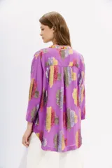 Kimono de viscosa con jacquard en lurex multicolor, bordado de hilo y piedras en cuello y cartera. Largo a la cadera, con ruedo redondeado y forrería en viscosa a tono.