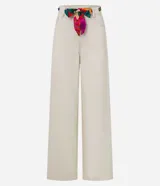 Pantalón wide leg color crudo, confeccionado en sarga de algodón, con trabillas en la cintura, cierre tradicional, bolsillos y costura contrastante aparente. Incluye cinturón pañuelo estampado.