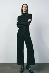 Pantalón de jean negro de pana, de corte wide leg y tiro alto.