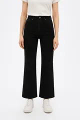 Pantalón de jean negro, de corte flare y tiro alto.