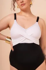 Malla entera con diseño color block en blanco y negro, escote cruzado, breteles finos regulables y espalda entera. Confeccionada con tela que contiene fibra LYCRA® XTRA LIFE™.