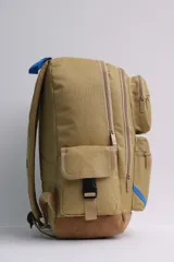 Mochila Discovery de color negro con base reforzada en tono camel. Posee un compartimento principal, dos bolsillos frontales con cremallera y bolsillos laterales con solapa. Presenta detalles en color azul en el asa y cierres, junto con el logo de la marca en el frente.