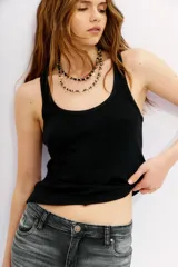 Musculosa negra de morley con cuello redondo y sisas amplias.