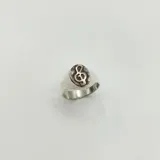 Anillo de plata 925 con aplique de oro 9k con forma de clave de sol.