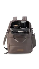 Mochila matera confeccionada en tela impermeable color beige, diseñada con dos compartimientos independientes para el kit de mate y objetos personales. Cuenta con bolsillos internos, asas de mochila acolchadas, asa de mano superior y una correa ajustable extraíble para llevar al hombro.