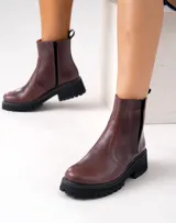 Botas Chelsea de cuero vacuno negro con elásticos laterales, cierre interno y suela de goma artesanal.