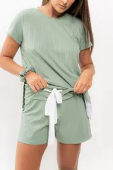 Pijama de algodón color verde agua, compuesto por una remera de manga corta con detalle de puntilla elastizada en el ruedo y broches a los costados para amamantar, y un short con elástico y lazo ajustable en la cintura.