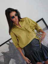 Camisa color verde oliva de poplin, corte holgado, con detalle de rossette en el frente y botones de cuerno.