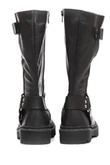 Bota de caña alta color negro, realizada en cuero encerado, con hebillas en la caña y herrajes de níquel. El fondo está realizado artesanalmente, es de suela, y es negro. El interior está forrado en forrería vacuna.