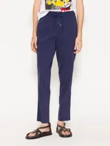 Pantalón babucha azul marino de algodón liviano, con cintura elastizada, cordón ajustable, bolsillos laterales y botamangas levemente entalladas.