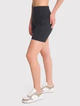 Calza corta deportiva negra, tiro alto, con bolsillos laterales y banda de silicona en la cintura.