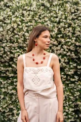 Conjunto de collar y caravanas con piedras tono ladrillo y piezas ovaladas con baño de oro de 4 kilates.