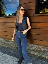 Pantalón de jean azul oscuro, corte semi oxford con lycra.