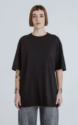 Remerón negro de corte extra oversize con hombros caídos y cuello redondo.
