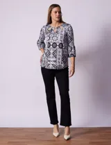 Blusa estampada de seda fría, marca Ruby Rd., con cuello redondo con aberturas y mangas 3/4 acampanadas.