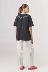 Remera negra de algodón con efecto lavado, corte holgado y mangas cortas.