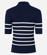 Blusa de tejido de punto acanalado color blanco con rayas horizontales azul marino, cuello polo con cierre metálico y mangas cortas.