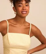 Blusa cropped de tricolina rayada con breteles finos y lastex en la espalda.