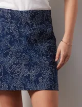 Falda estampada azul con short interno, pretina ancha elastizada y bolsillos delanteros.