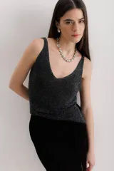 Musculosa azul con lurex, escote en V y breteles finos.