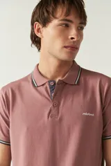 Polo color ladrillo de manga corta con cuello clásico y terminaciones a contratono.