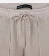 Bermuda masculina color beige confeccionada en tela french terry, con cintura elástica, cordón interior para ajustes y bolsillos cargo.