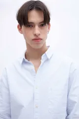 Camisa celeste con rayas verticales blancas, de corte regular, con cuello solapa clásico, bolsillo en el pecho y botones personalizados.