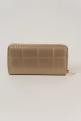 Billetera beige de ecocuero con diseño acolchado a cuadros y cierre perimetral con cremallera.