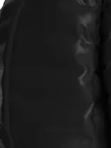 Campera puffer corta de nailon reciclado color negro, con cuello alto, cierre frontal con cremallera, bolsillos laterales con cremallera y logo de Calvin Klein en el pecho.